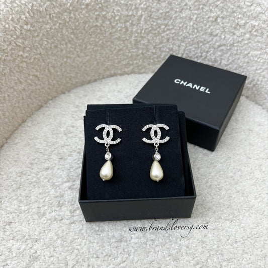 Chanel 22C CC Logo with Teardrop Pearl Drop Earring in SHW (Model: AB7702)